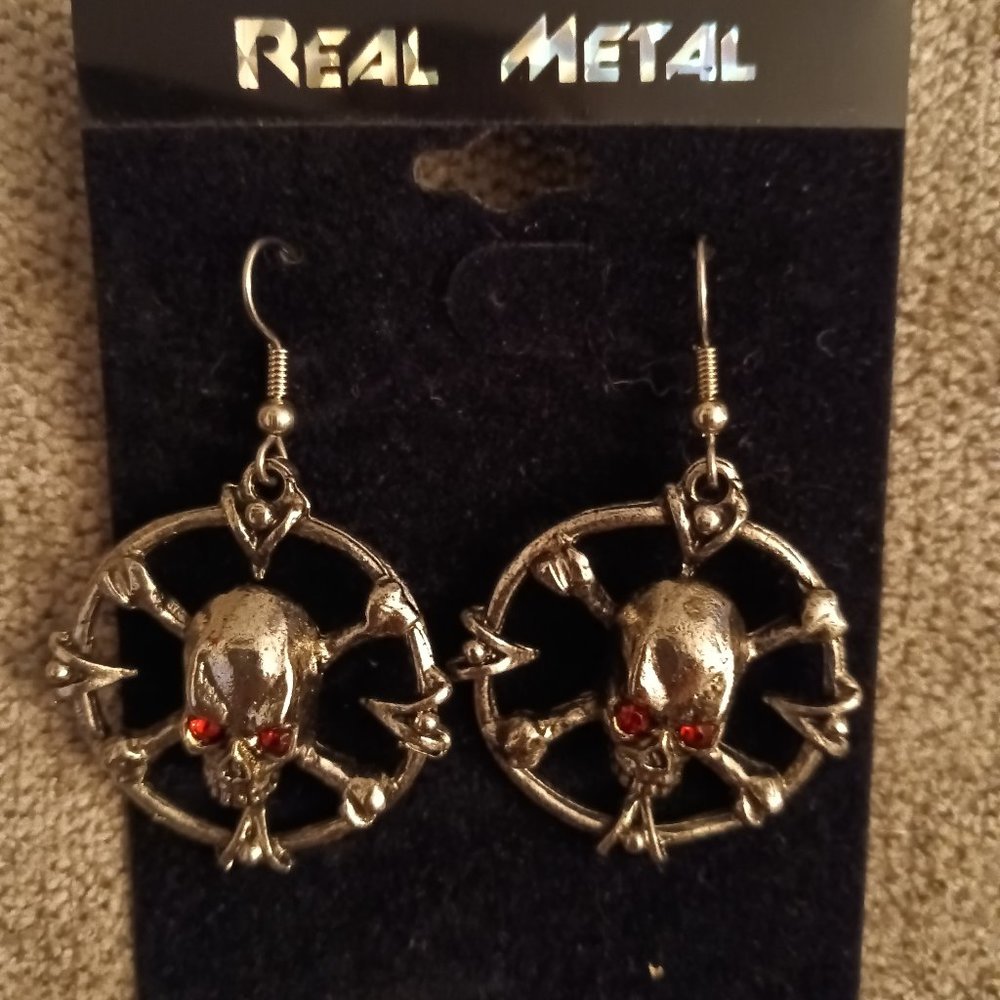 REAL METAL GOTHIC SKULL/ CROSS BONES NECKLACE